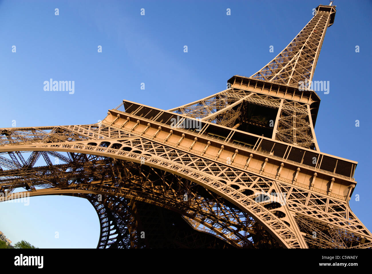 Frankreich, Paris, Eiffelturm, niedrigen Winkel Ansicht Stockfoto