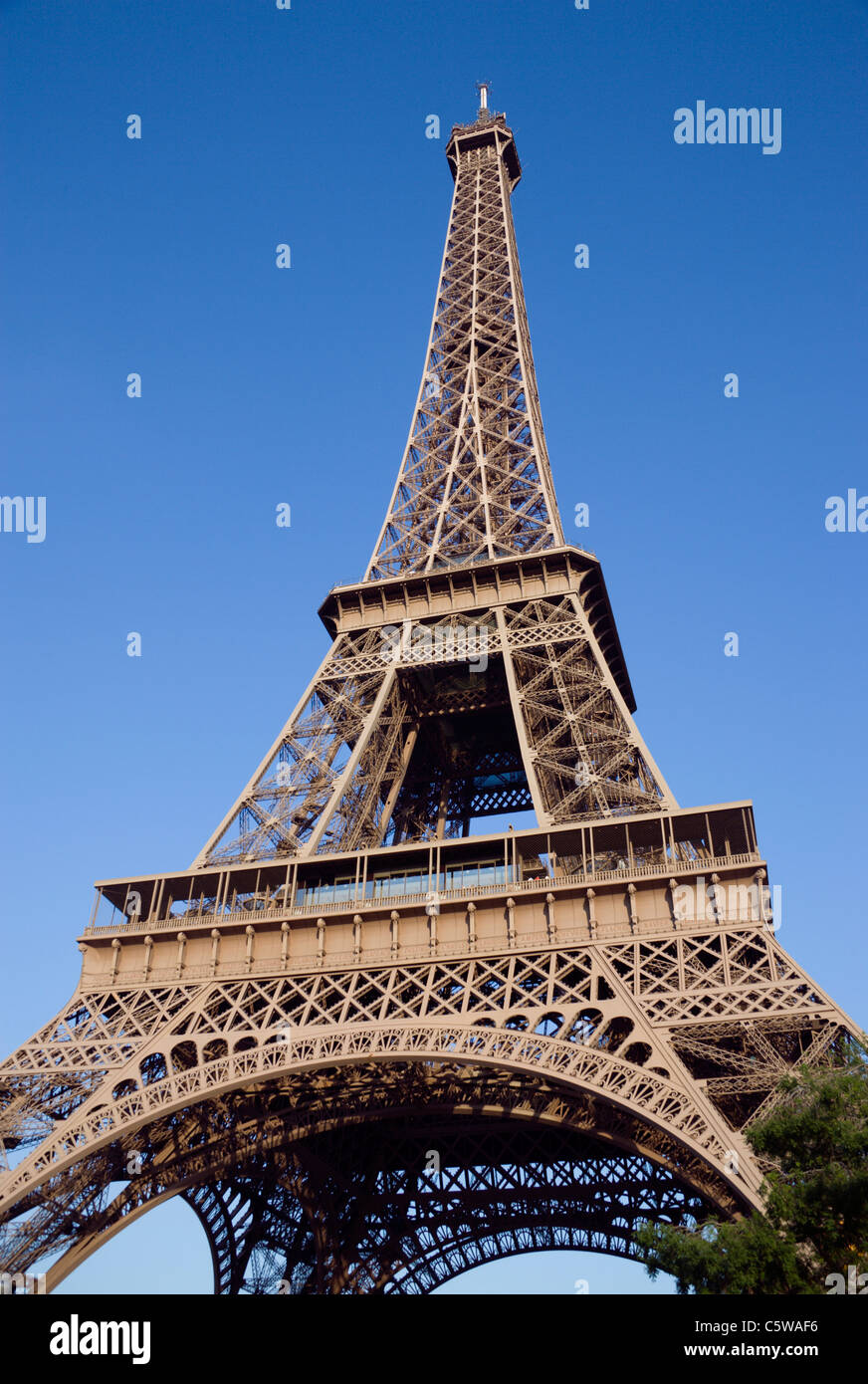 Frankreich, Paris, Eiffelturm, niedrigen Winkel Ansicht Stockfoto