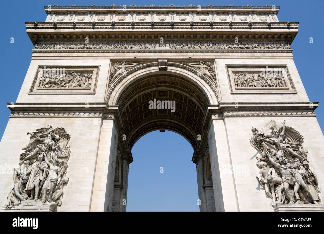 Frankreich, Paris, Arc de Triomphe, niedrigen Winkel Ansicht Stockfoto