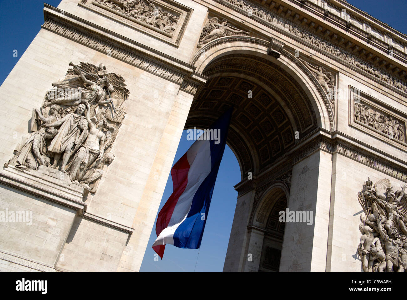 Frankreich, Paris, Arc de Triomphe, niedrigen Winkel Ansicht Stockfoto