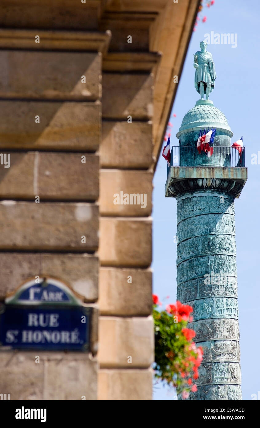 Frankreich, Paris, Place Vendôme, Napoleon-Denkmal, Straßenschild im Vordergrund Stockfoto