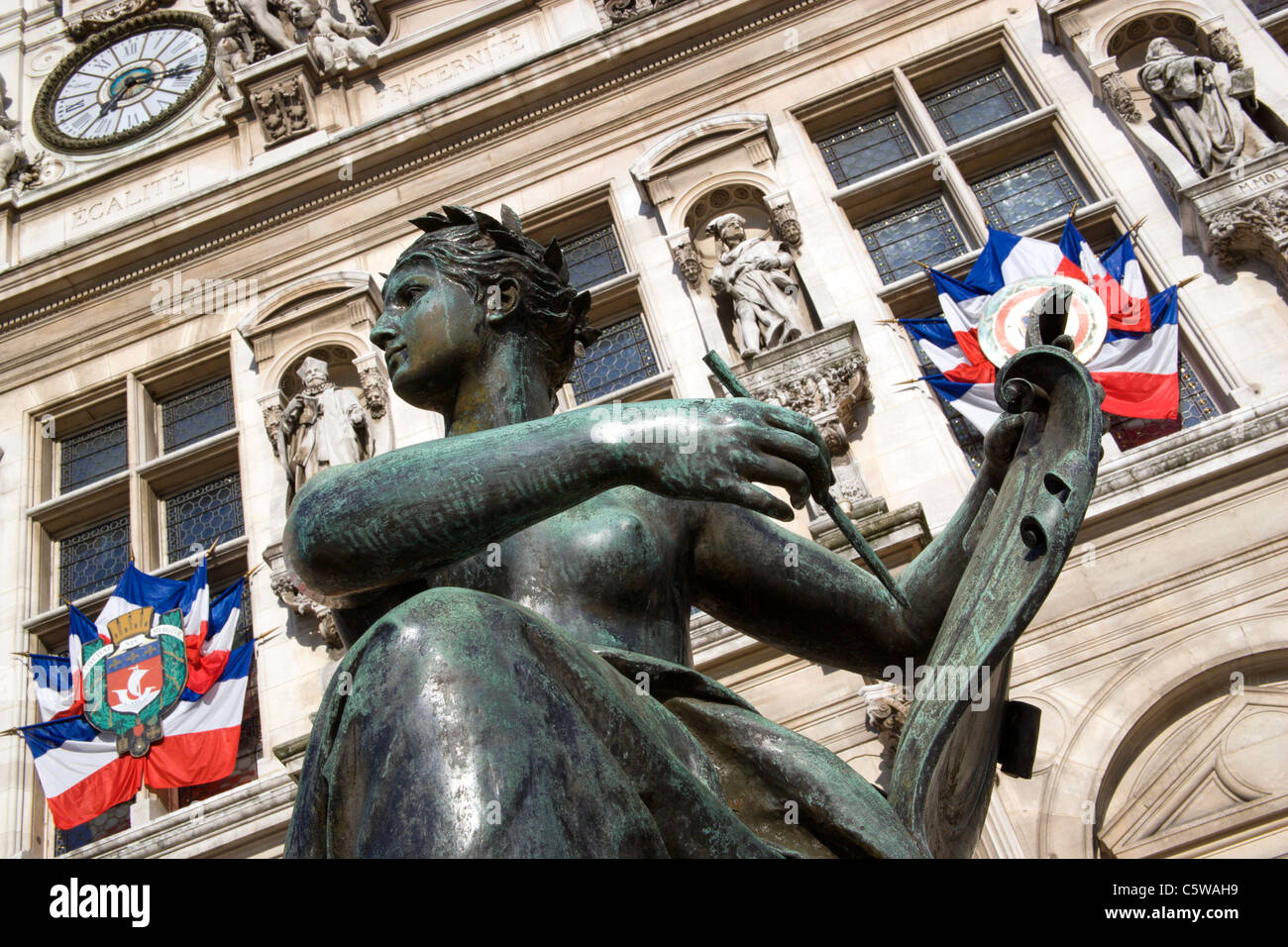 Frankreich, Paris, Rathaus, Statue im Vordergrund, niedrigen Winkel Ansicht Stockfoto