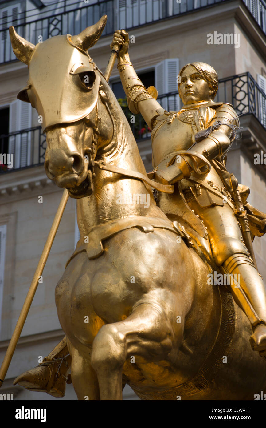 Frankreich, Paris, Place des Pyramides, Jeanne d Arc Statue, niedrigen Winkel Ansicht Stockfoto