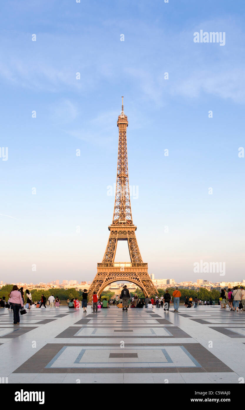 Frankreich, Paris, Eiffelturm, Touristen im Vordergrund Stockfoto