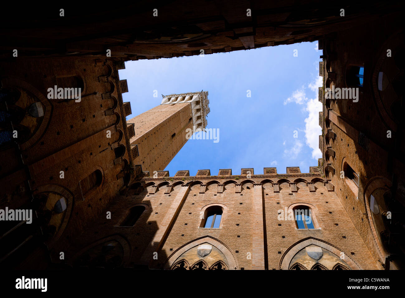 Italien, Toskana, Siena, Palazzo Pubblico, niedrigen Winkel Ansicht Stockfoto