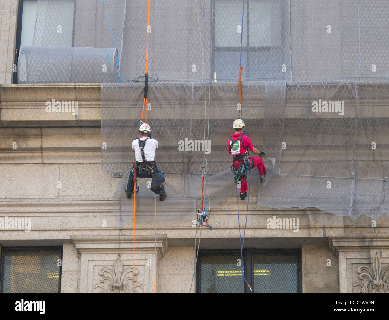 Männer abstoßende Gebäude Stockfoto