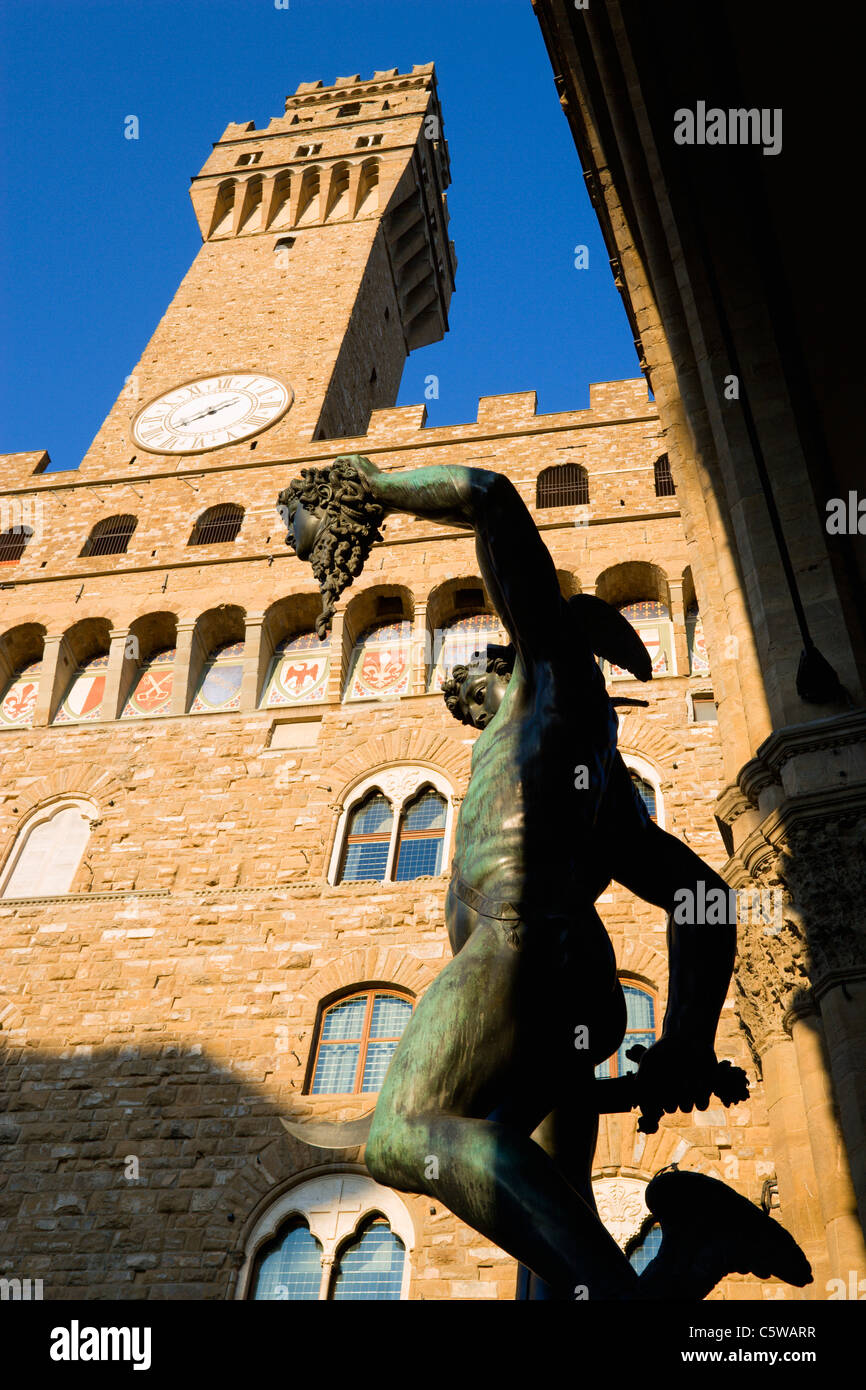 Italien, Toskana, Florenz, Palazzo Vecchio, Statue im Vordergrund, niedrigen Winkel Ansicht Stockfoto