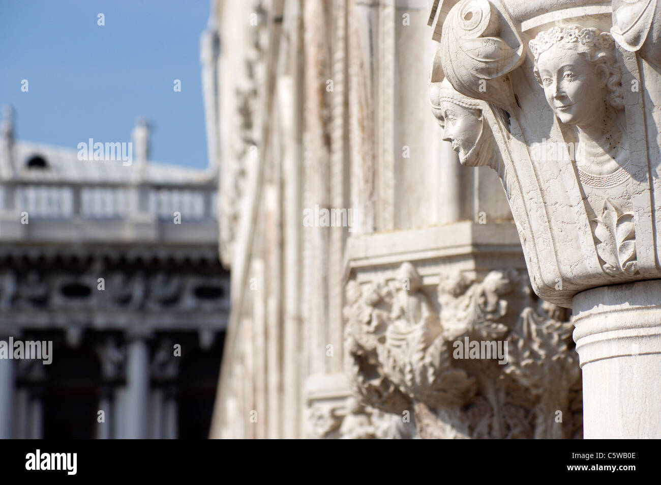 Italien, Venedig, Dogenpalast, Spalte mit Ornamenten, Nahaufnahme Stockfoto