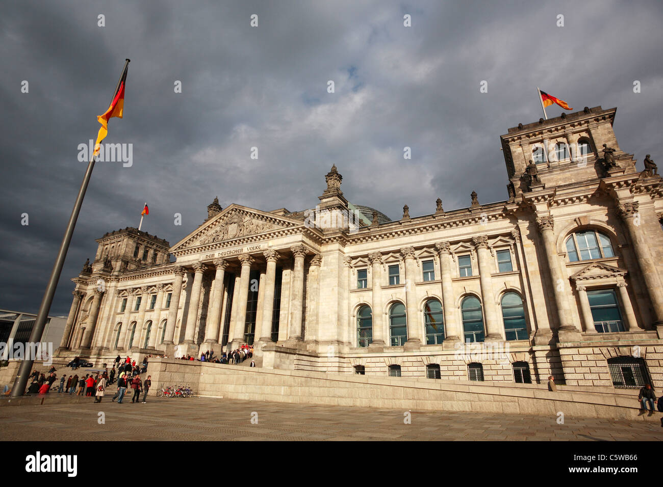 Deutschland, Berlin, Reichstagsgebäude mit Touristen im Hintergrund Stockfoto