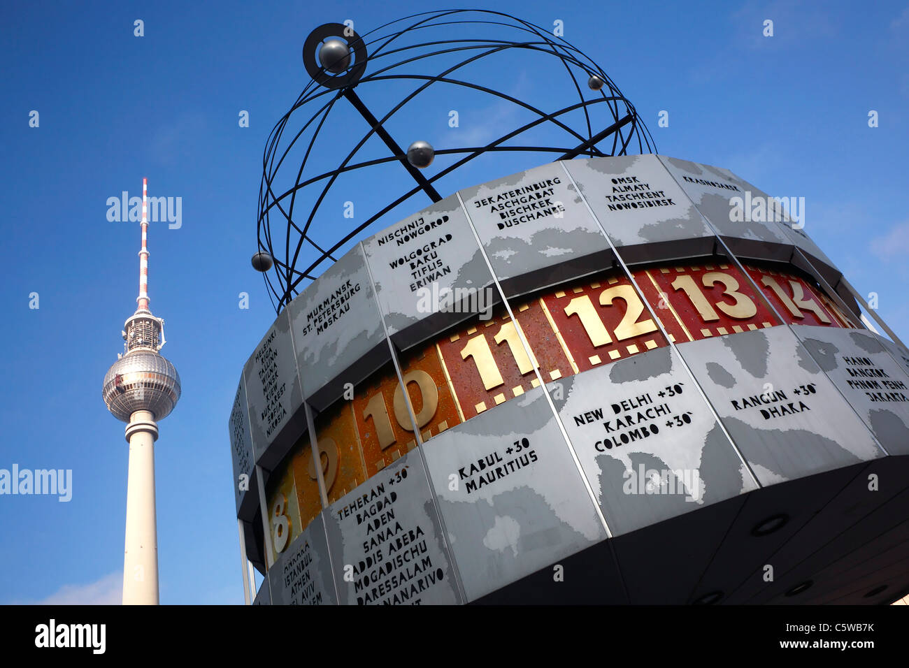 Deutschland, Berlin, Fernsehturm und Weltzeituhr, niedrigen Winkel Ansicht Stockfoto