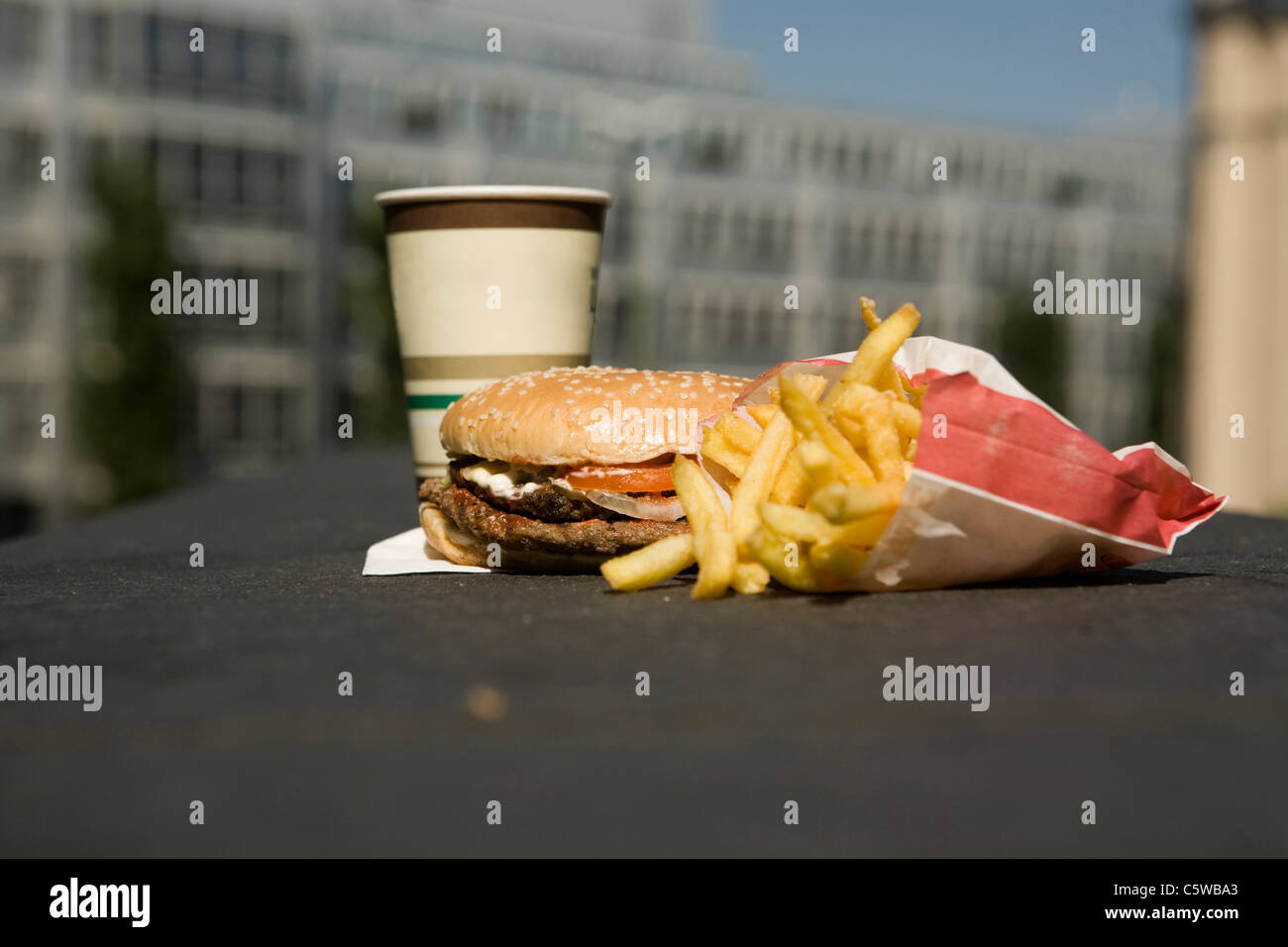 Fast-Food-Mahlzeit auf Straße Stockfoto