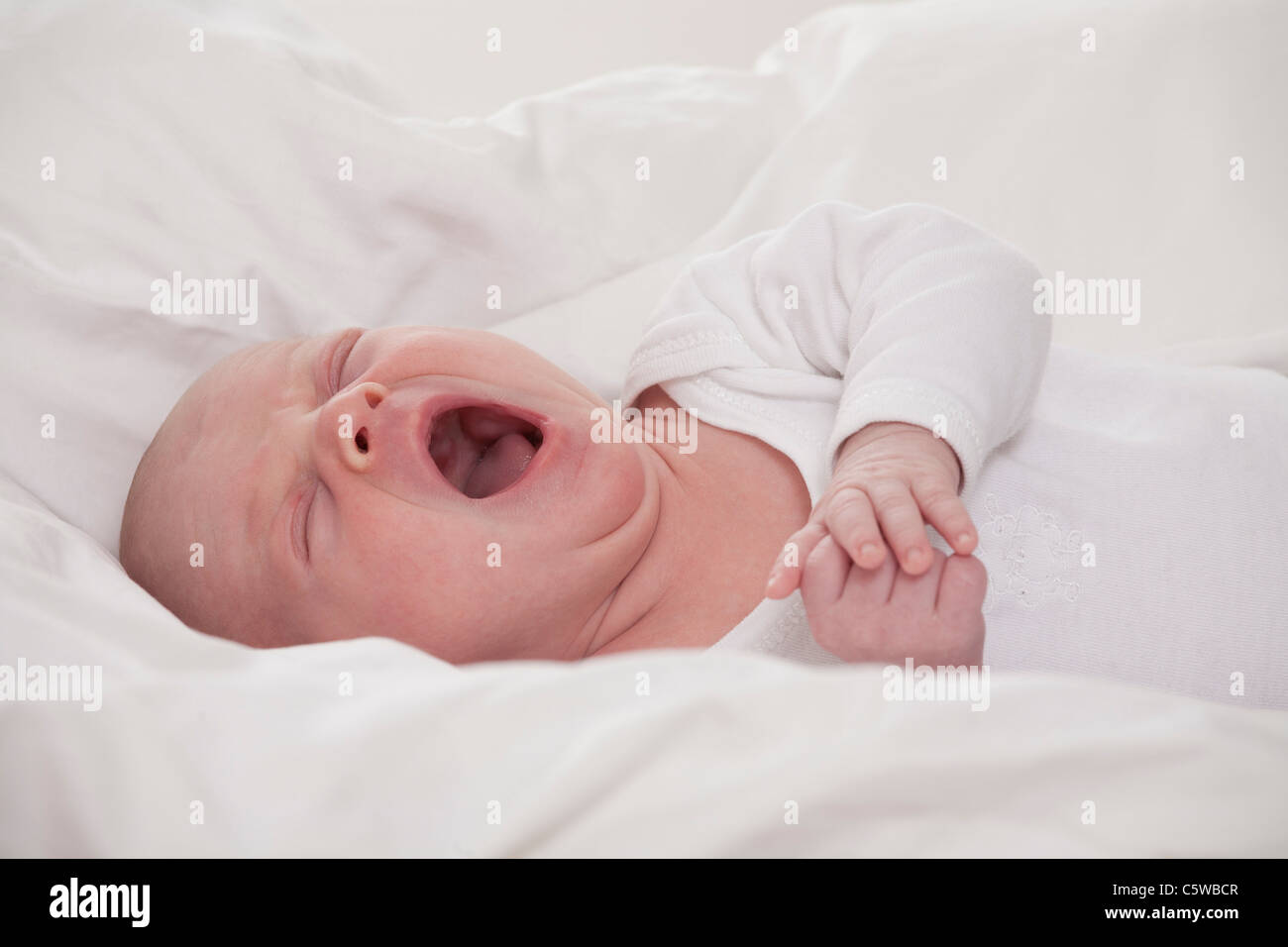Deutschland, München, (0-1 Monate) Babyjungen gähnende, großaufnahme Stockfoto