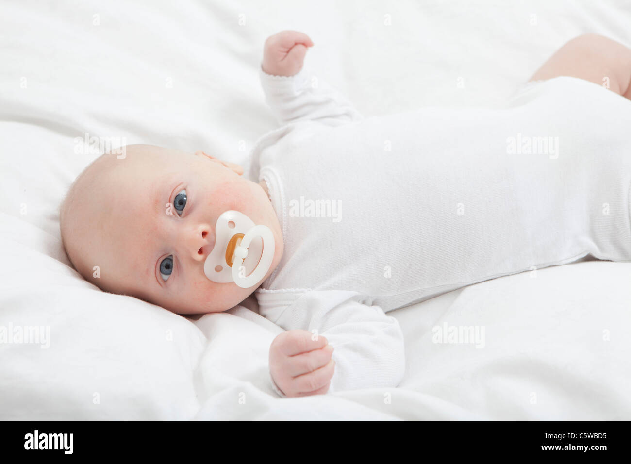 Deutschland, München, (2-5 Monate) baby Boy mit dummy, Porträt Stockfoto