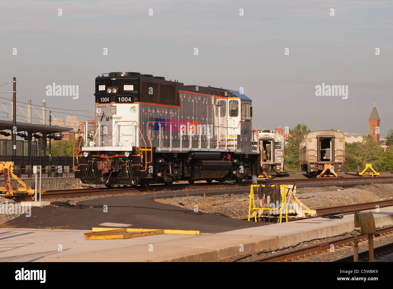New Jersey Transit Lokomotive MP20GP Nummer 1004 sitzt auf einem Abstellgleis am Erie Lackawanna/NJ Transit Hoboken Terminal in Hoboken. Stockfoto