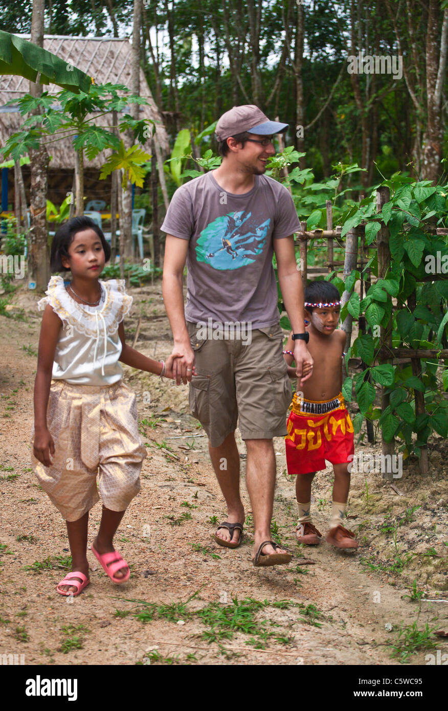 Ein Westeren Freiwilligen Touren der Bio-Garten im Hause und Leben Waisenhaus mit zwei thailändische Kinder - KHAO LOK - THAILAND Stockfoto
