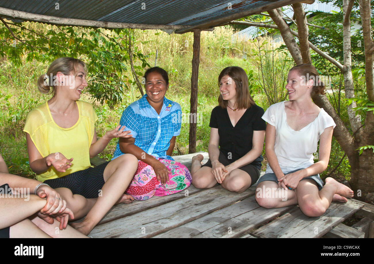 Freiwillige besuchen Sie mit ihrer Gastgeberin bei einem Heim Aufenthalt in Ben Löwe auf KOH PHRA THONG ISLAND - THAILAND Stockfoto