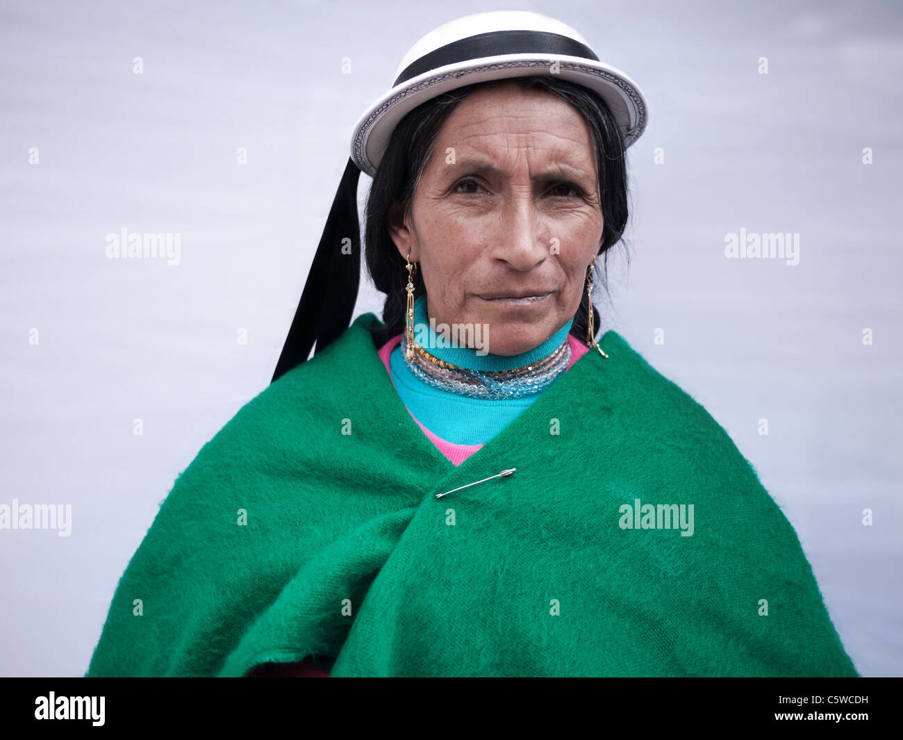 Indigene ecuadorianischen Frau in traditioneller Kleidung. Stockfoto
