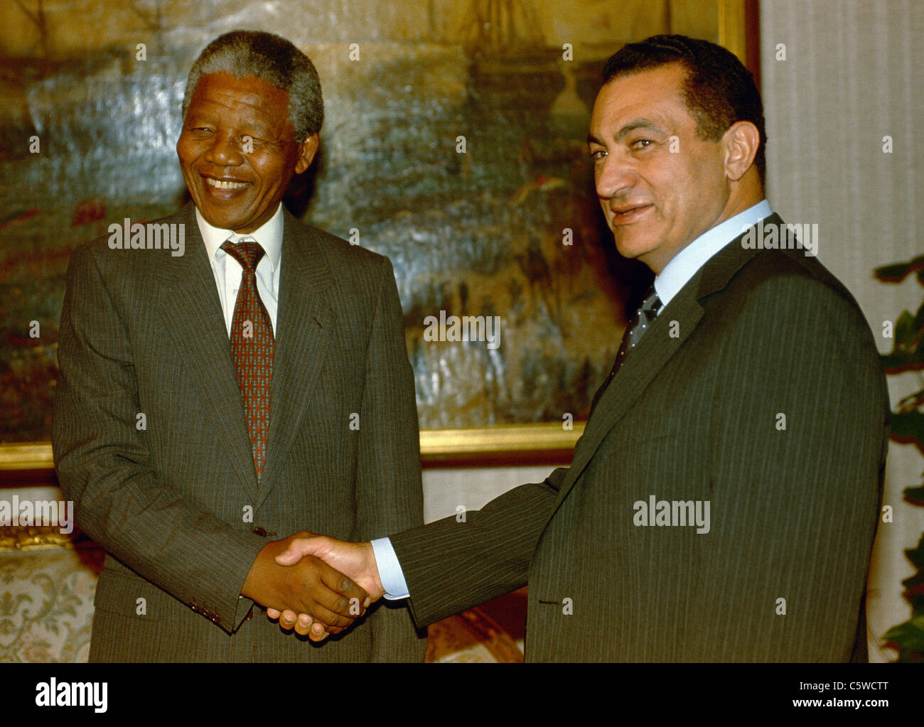 South African Nelson Mandela, vor kurzem aus dem Gefängnis befreit wird bei einem Besuch in Ägypten von der ägyptische Präsident Hosni Mubarak begrüßt. Stockfoto