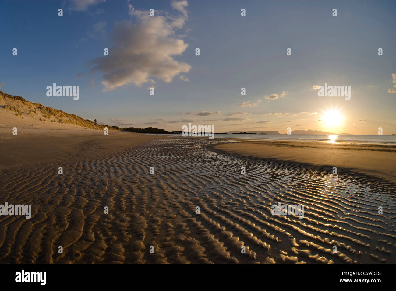 Arisaig Bay bei Sonnenuntergang mit Blick auf Insel Rum, Nordwest-Schottland, Großbritannien. Stockfoto