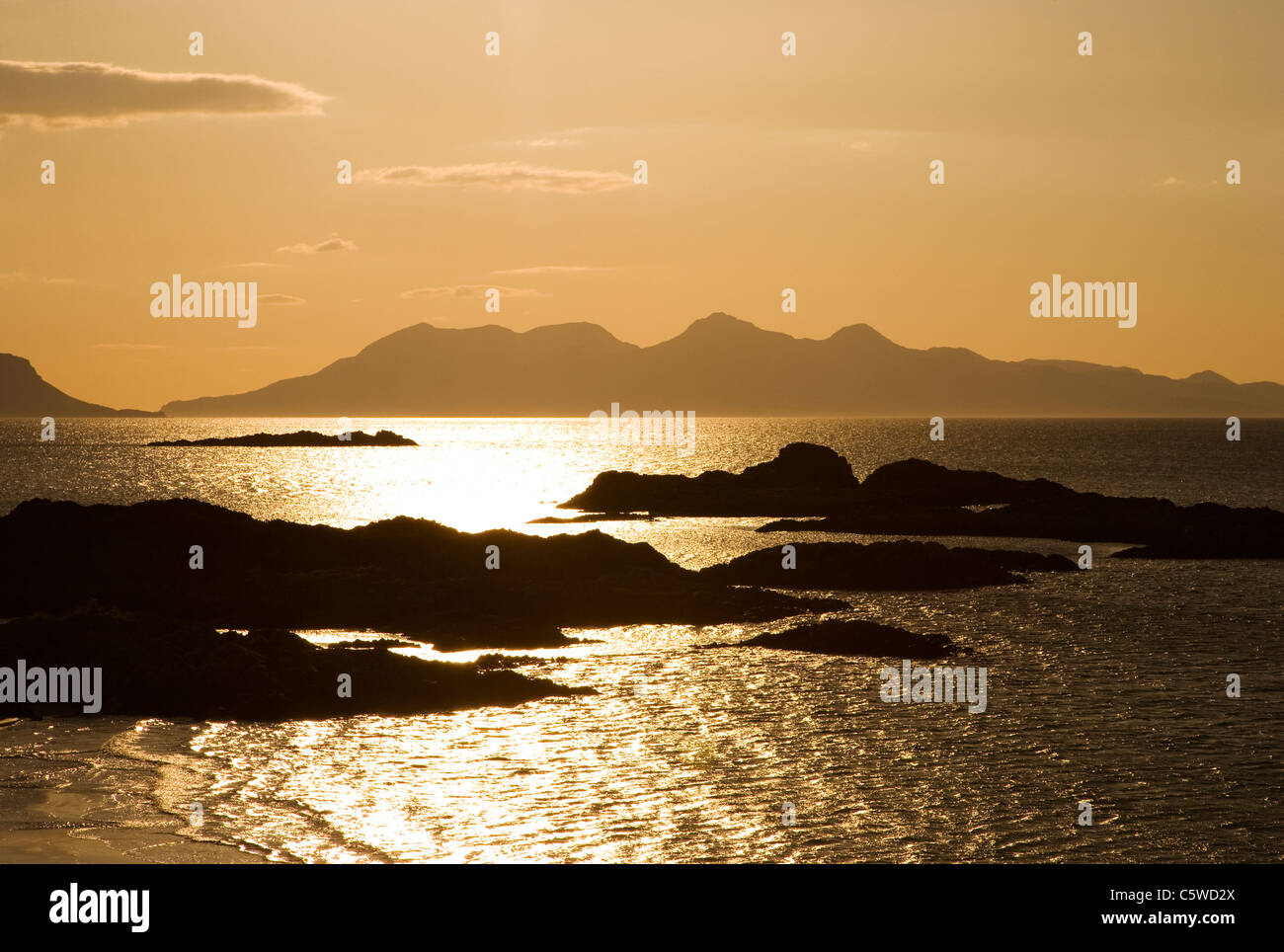 Arisaig Bay bei Sonnenuntergang mit Blick auf Insel Rum, Nordwest-Schottland, Großbritannien. Stockfoto