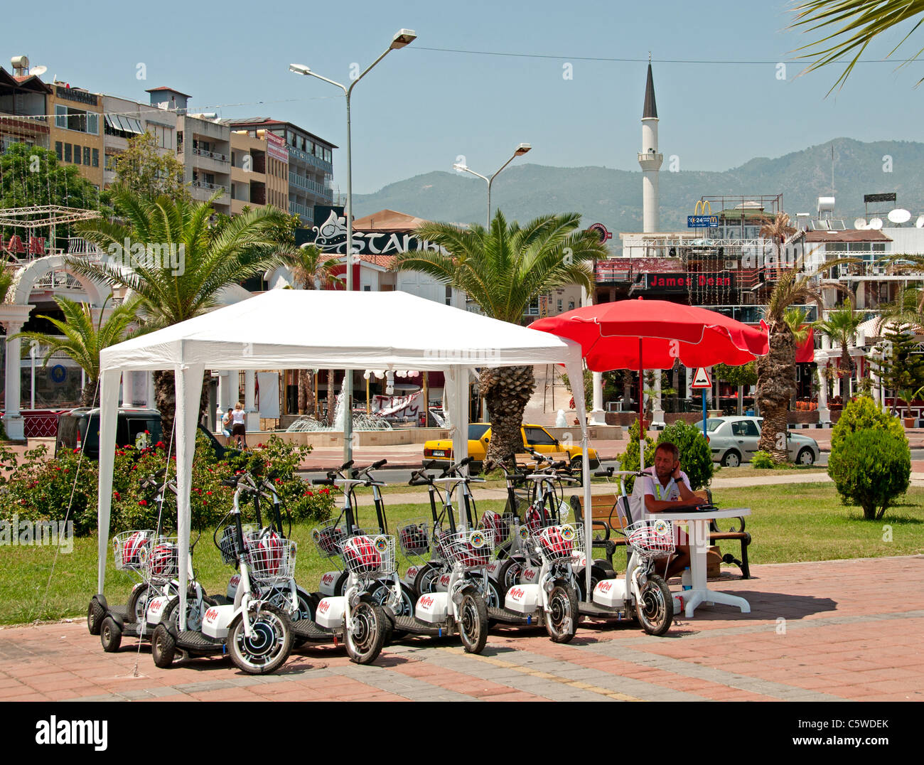 Türkei Alanya Stadt Stadthafen Scooter e-Bike Fahrrad Stockfoto