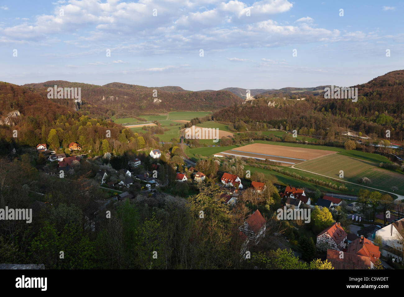 Deutschland, Franken, Fränkische Schweiz, Wiesenttal, Ansicht von Neideck Burgruine mit Dorf im Vordergrund Stockfoto