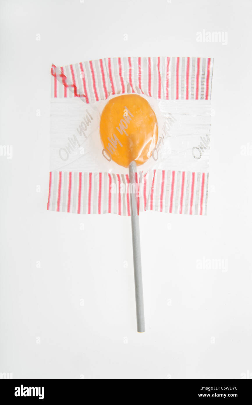 Nahaufnahme von Lollipop im Wrapper vor weißem Hintergrund Stockfoto