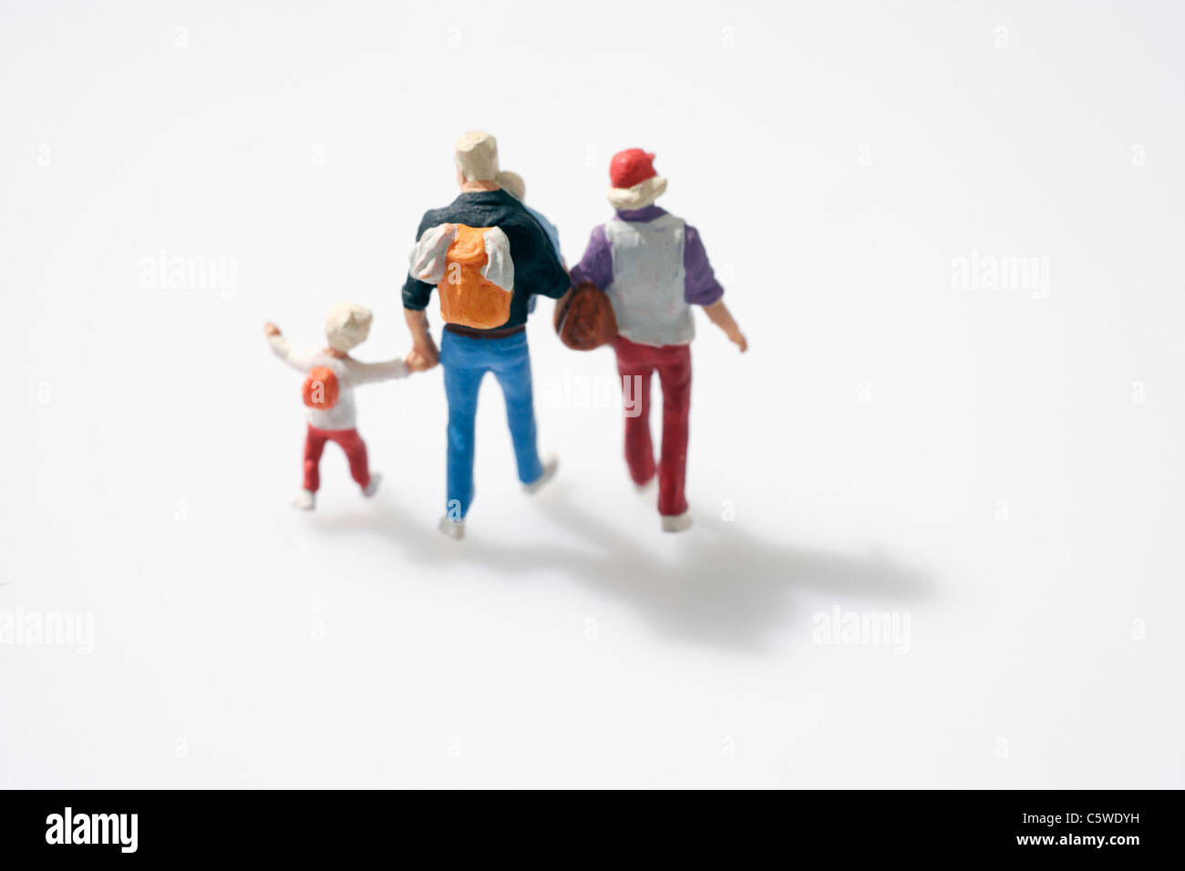 Miniatur-Figuren-Familie auf weißem Hintergrund Stockfoto