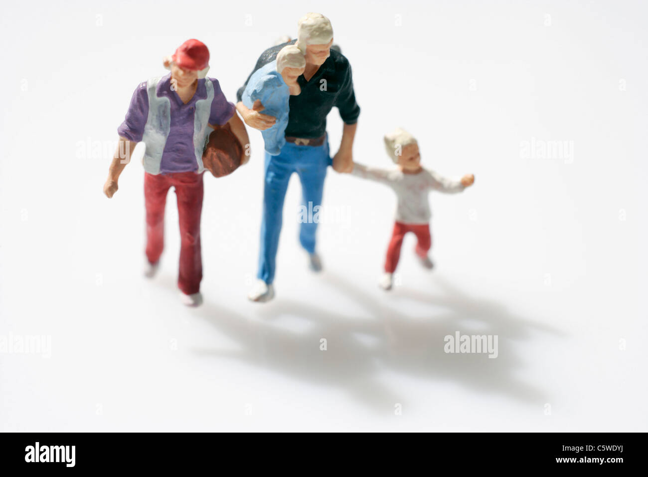 Miniatur-Figuren-Familie auf weißem Hintergrund Stockfoto