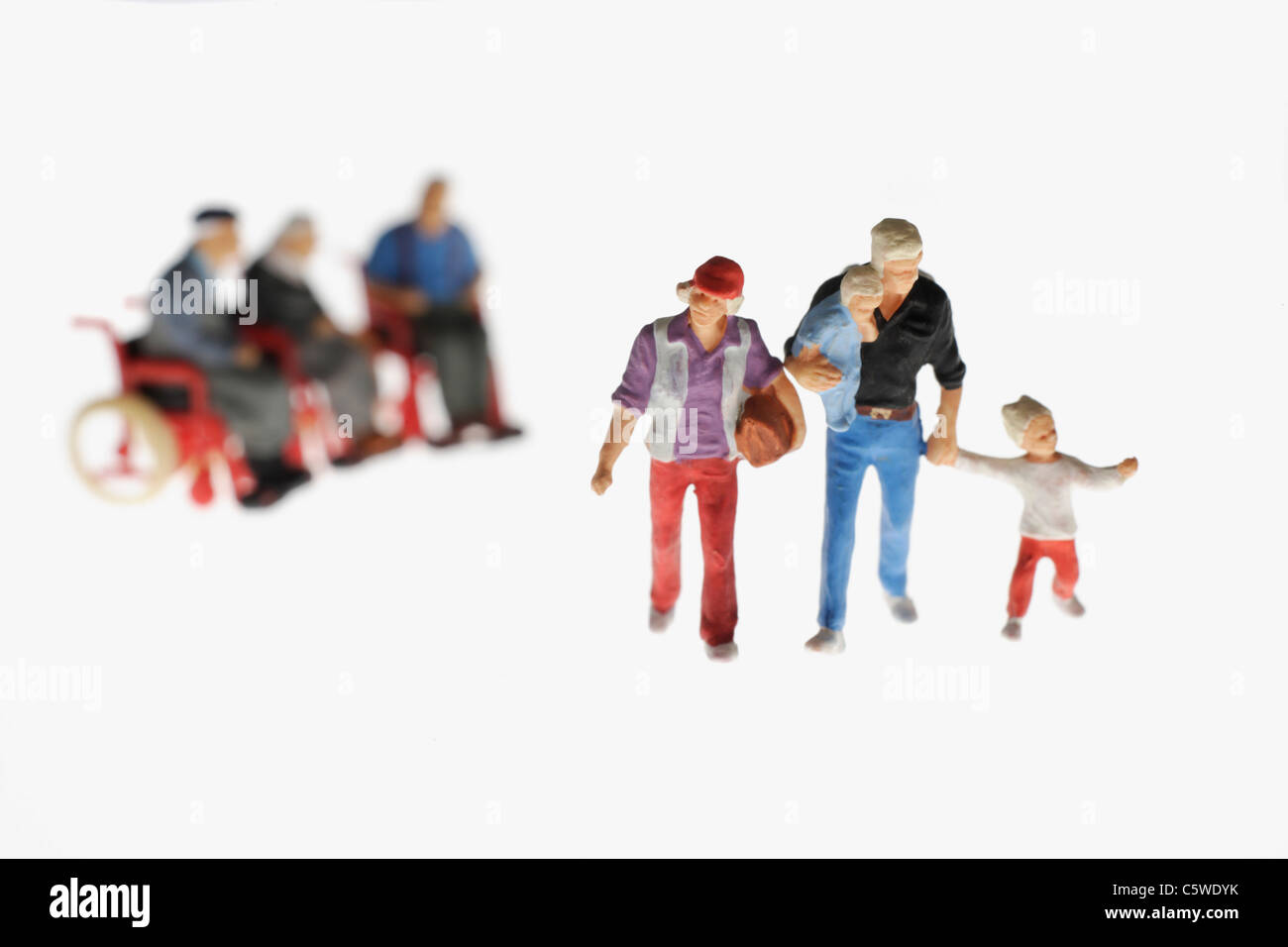 Miniatur-Figuren von Familie und Senioren auf weißem Hintergrund Stockfoto