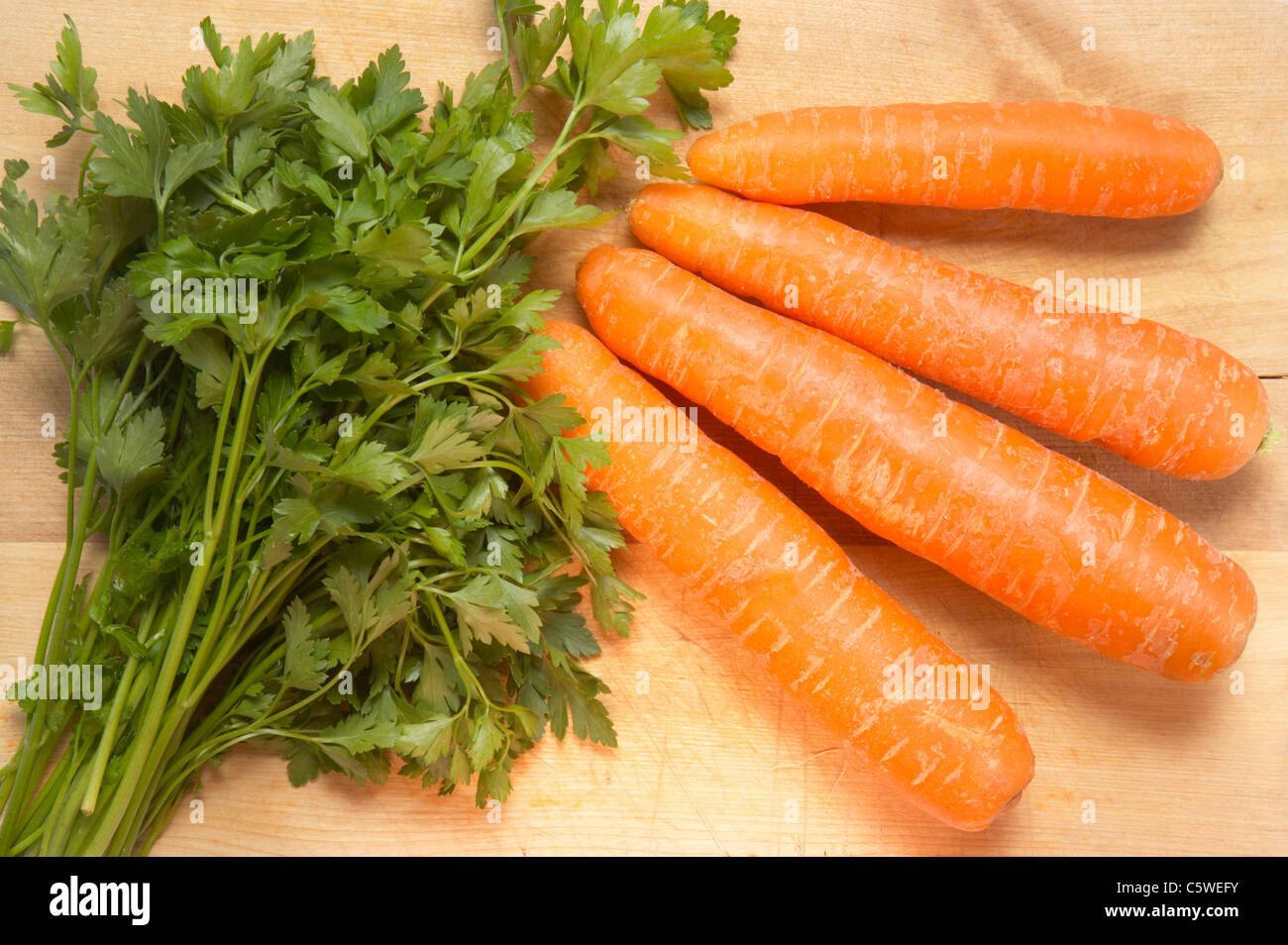 Möhren und Petersilie, erhöhten Blick Stockfoto