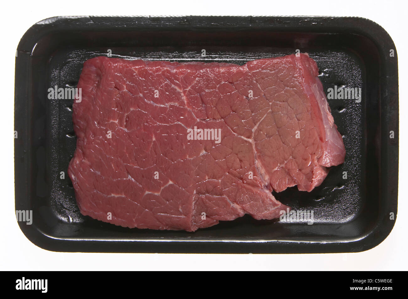 Rohes Steak in Styropor-Box, erhöhten Blick Stockfoto