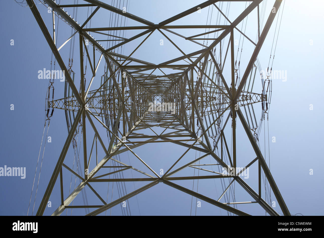 Deutschland, Hamburg, Power-Pylon, niedrigen Winkel anzeigen Stockfoto