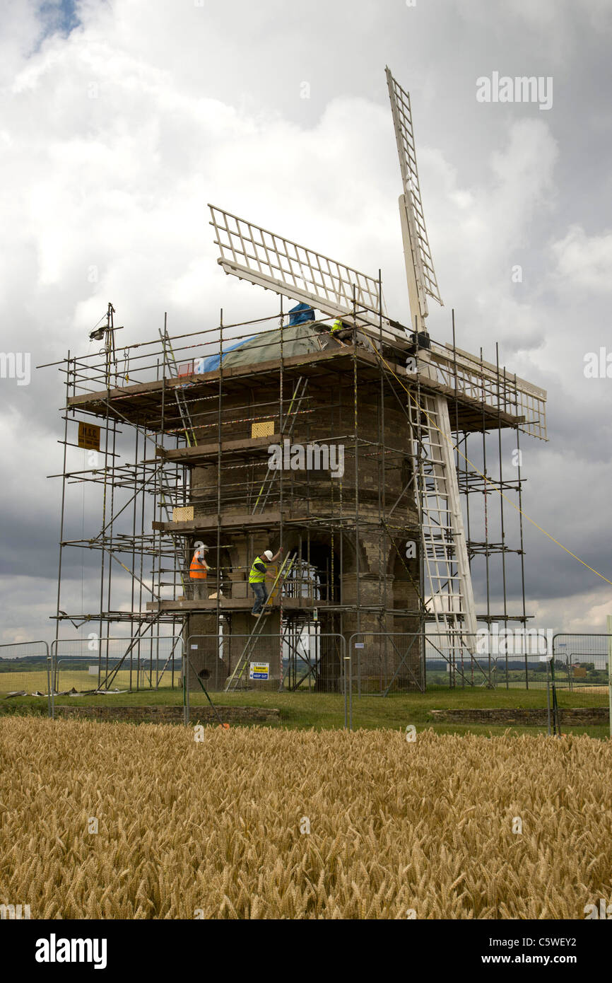 Chesterton Windmühle, in der Nähe von Leamington Spa, Warwickshire, unterziehen Restaurierungsarbeiten im Jahr 2011 von English Heritage finanziert. Stockfoto