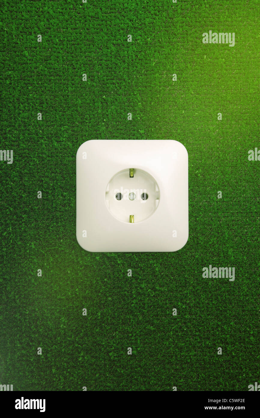 Power Socket auf grüne Tapete, Nahaufnahme Stockfoto