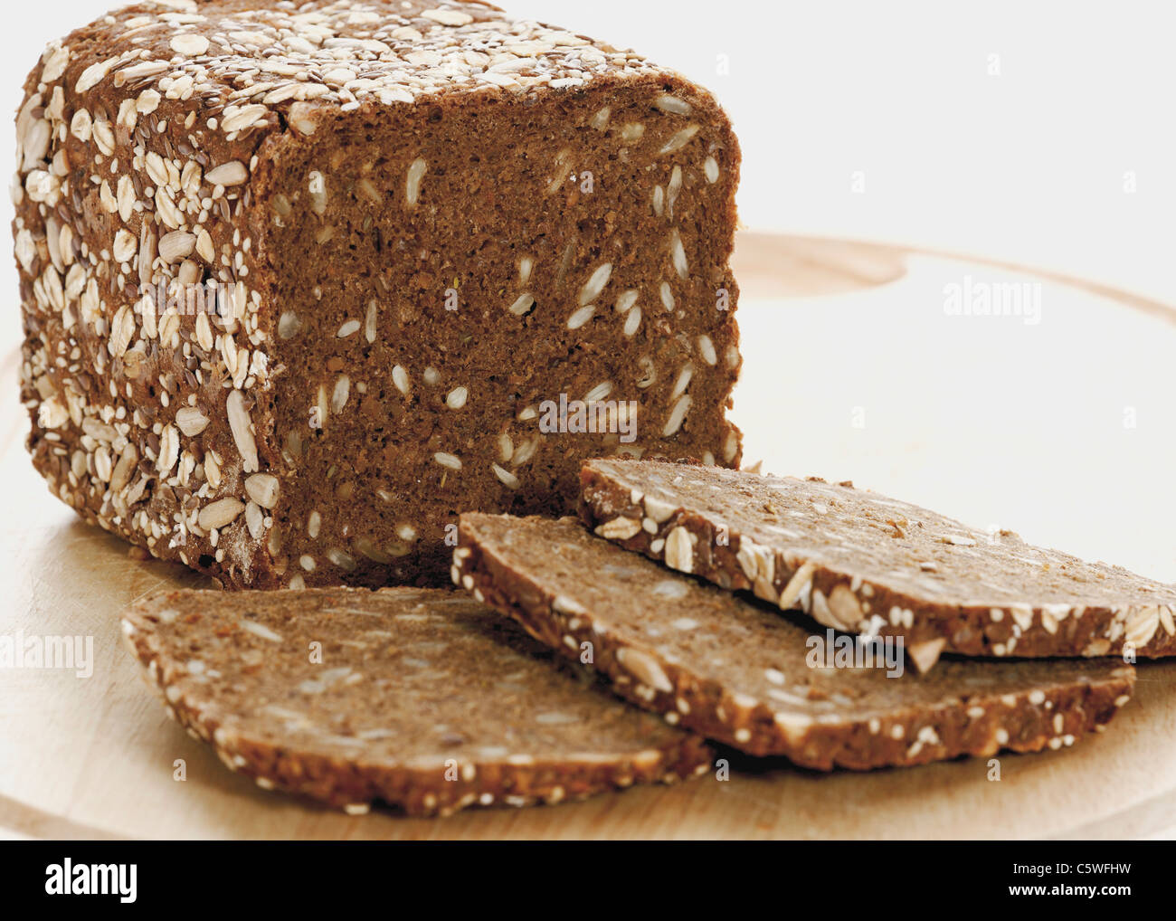 Ganze Korn Brot auf Schneidebrett Stockfoto