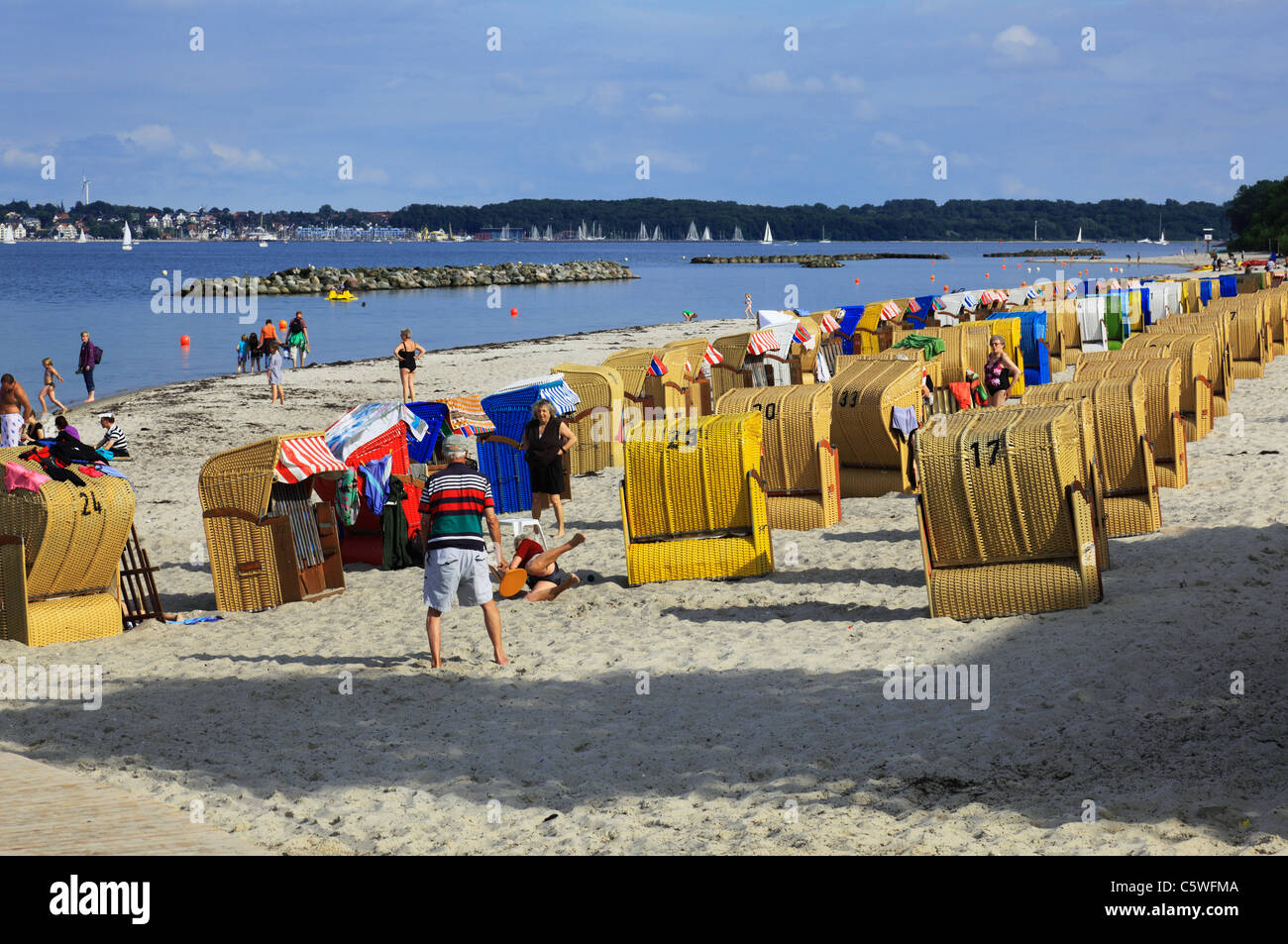 D-Kiel, Kieler Förde, Baltic Sea, Schleswig-Holstein, D-Kiel-Schilksee, Baden, Strand Schilksee, Strandkörbe, Menschen, Touristen Stockfoto