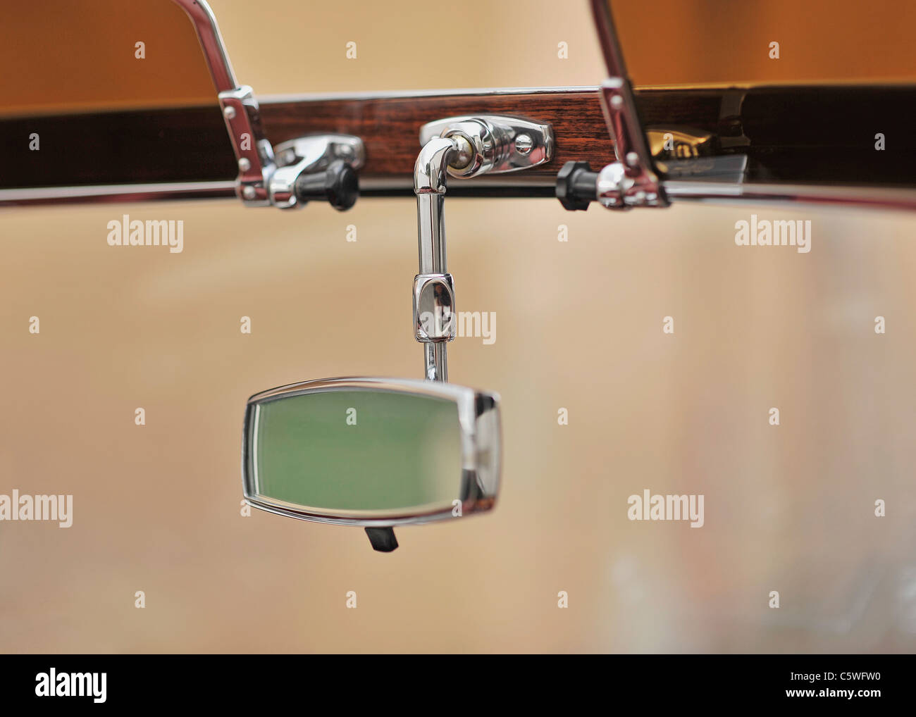 Würfel hängen an den Rückspiegel eines Autos Stockfotografie - Alamy