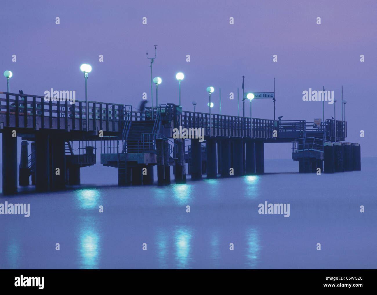 Deutschland, Rügen, Seebad Binz, Blick auf Pier bei Nacht Stockfoto