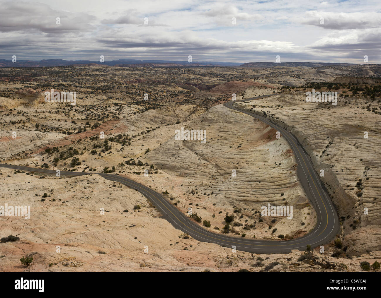 USA, Colorado, Sicht auf Straße durch felsige Landschaft Stockfoto