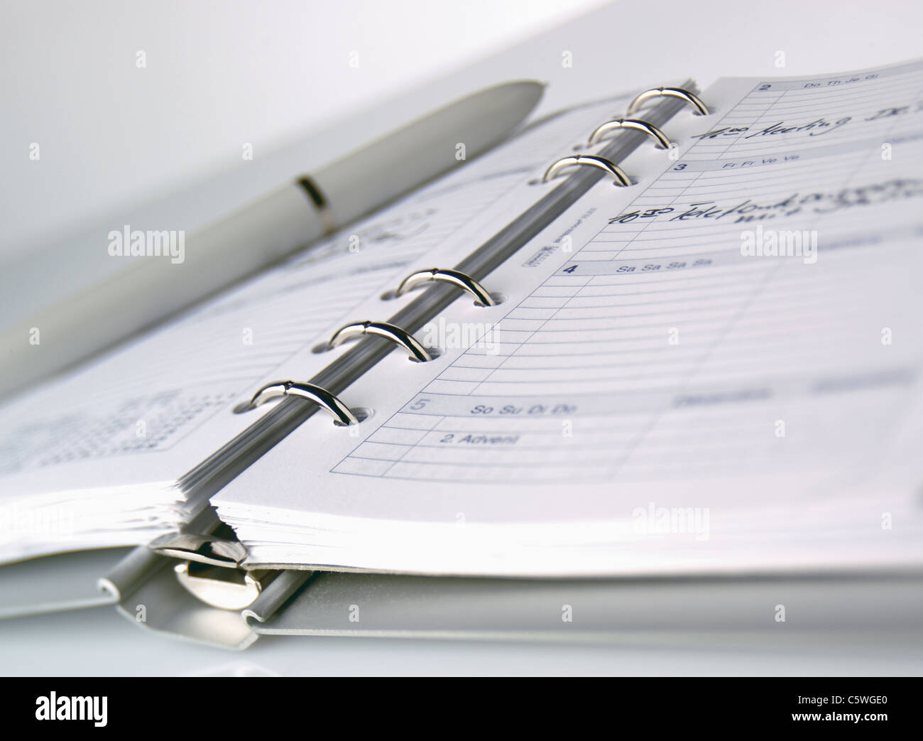 Nahaufnahme von Ring-Tagebuch mit Stift auf weißen Hintergrund Stockfoto