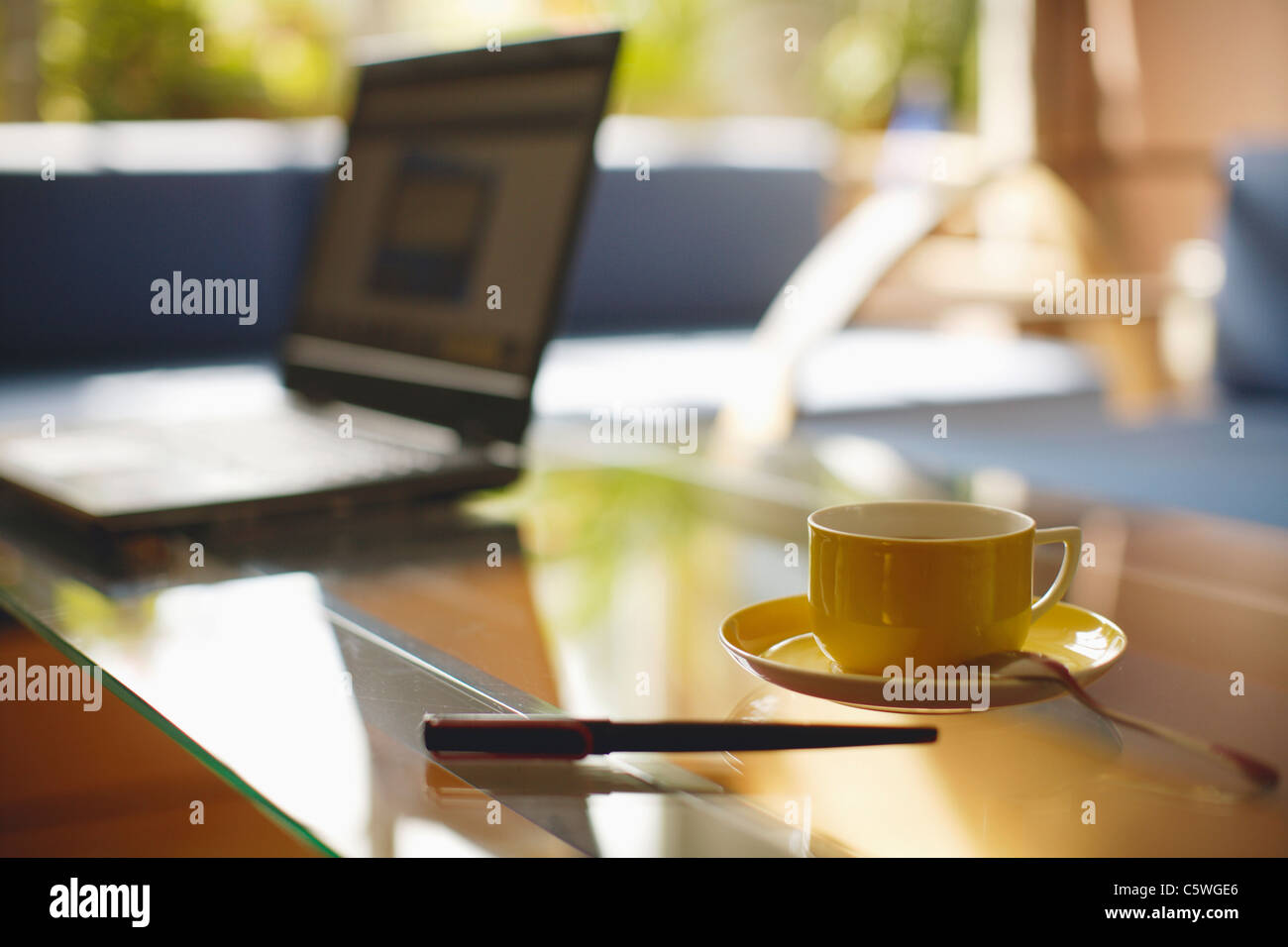 Laptop und Kaffee Tasse auf Schreibtisch Stockfoto