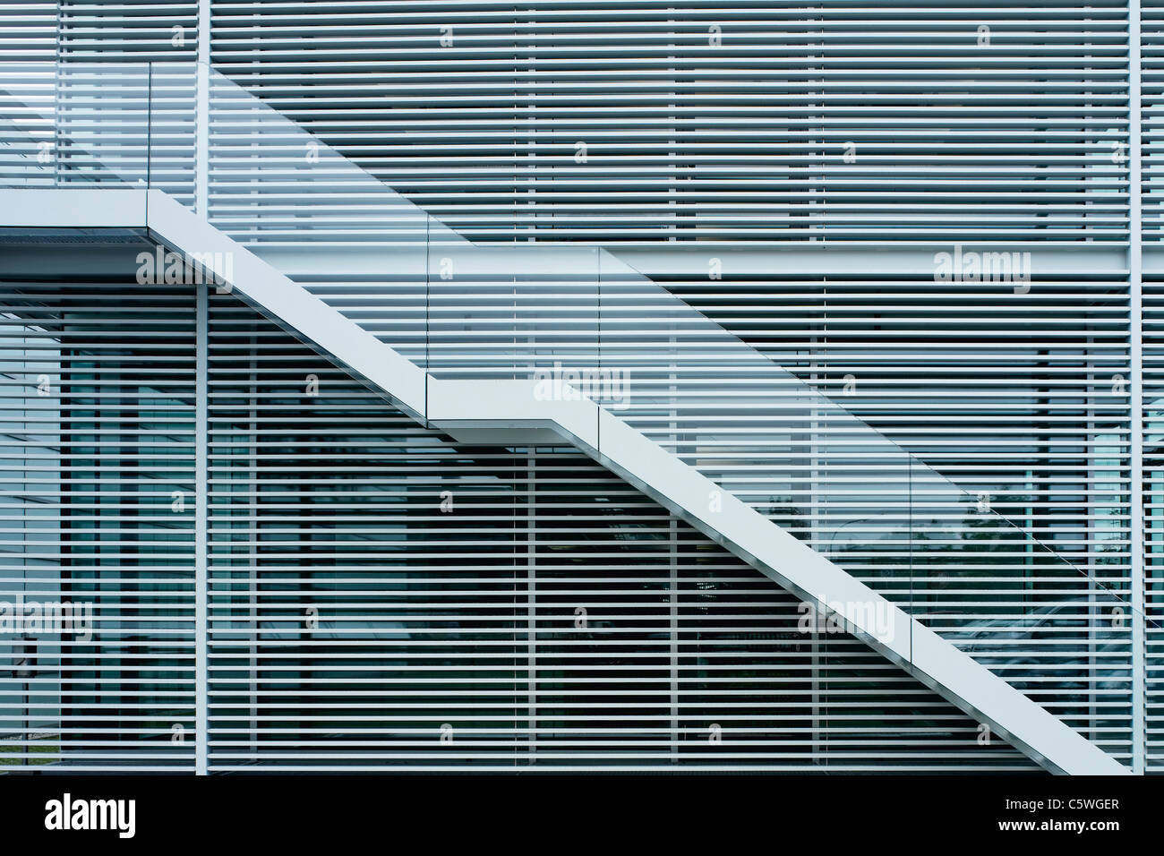 Deutschland, Treppe vor große Glasfenster mit Verschluss Stockfoto