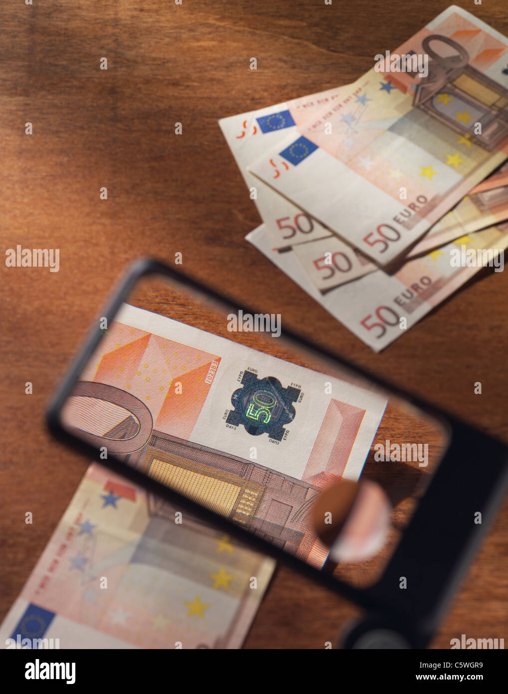 50-Euro-Schein unter der Lupe Stockfoto