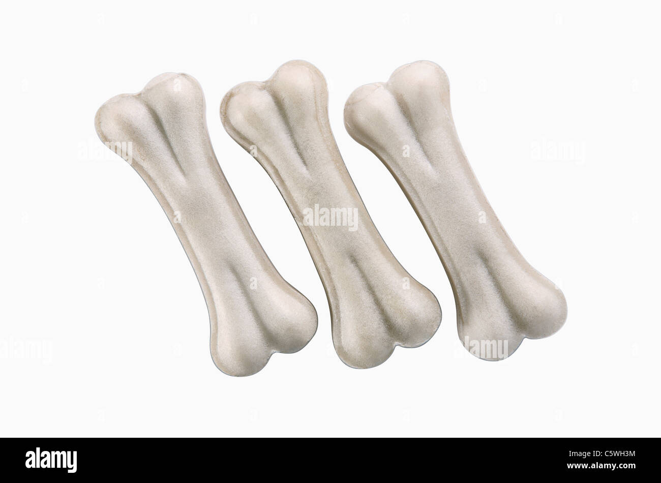 Hundeknochen vor weißem Hintergrund Stockfoto
