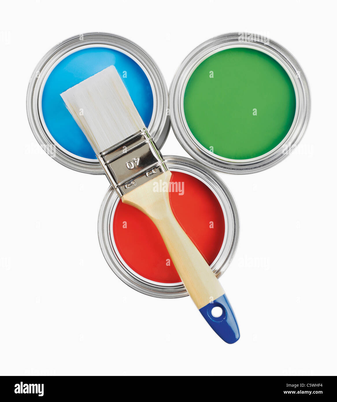 Drei Farbdosen und Farbe Pinsel auf weißem Hintergrund Stockfoto