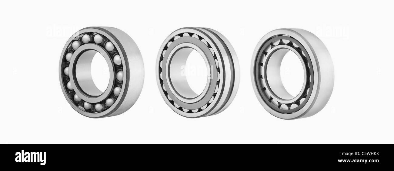 Drei Kugellager vor weißem Hintergrund, Nahaufnahme Stockfoto