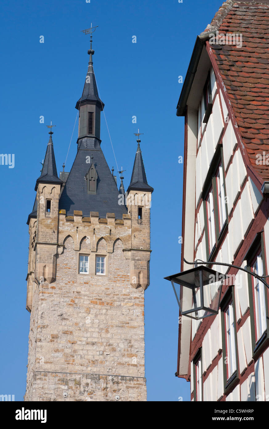 Deutschland, Baden-Württemberg, Bad Wimpfen, Blick auf Blauer Turm Gebäude und Fachwerkhaus Stockfoto