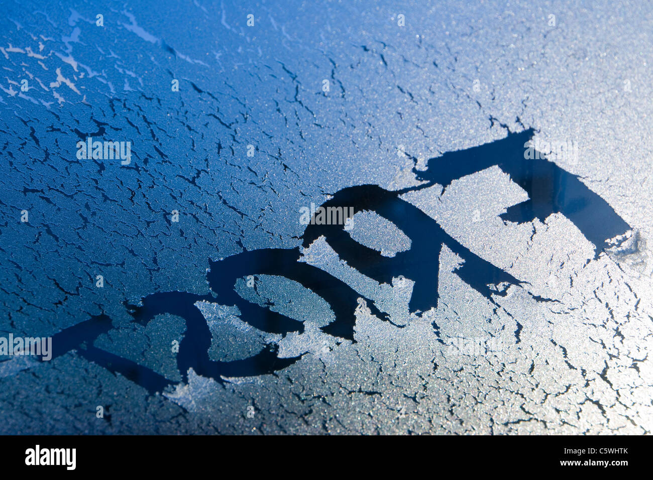 Deutschland, Stuttgart, "Frost" geschrieben auf gefrorene Windschutzscheibe Stockfoto