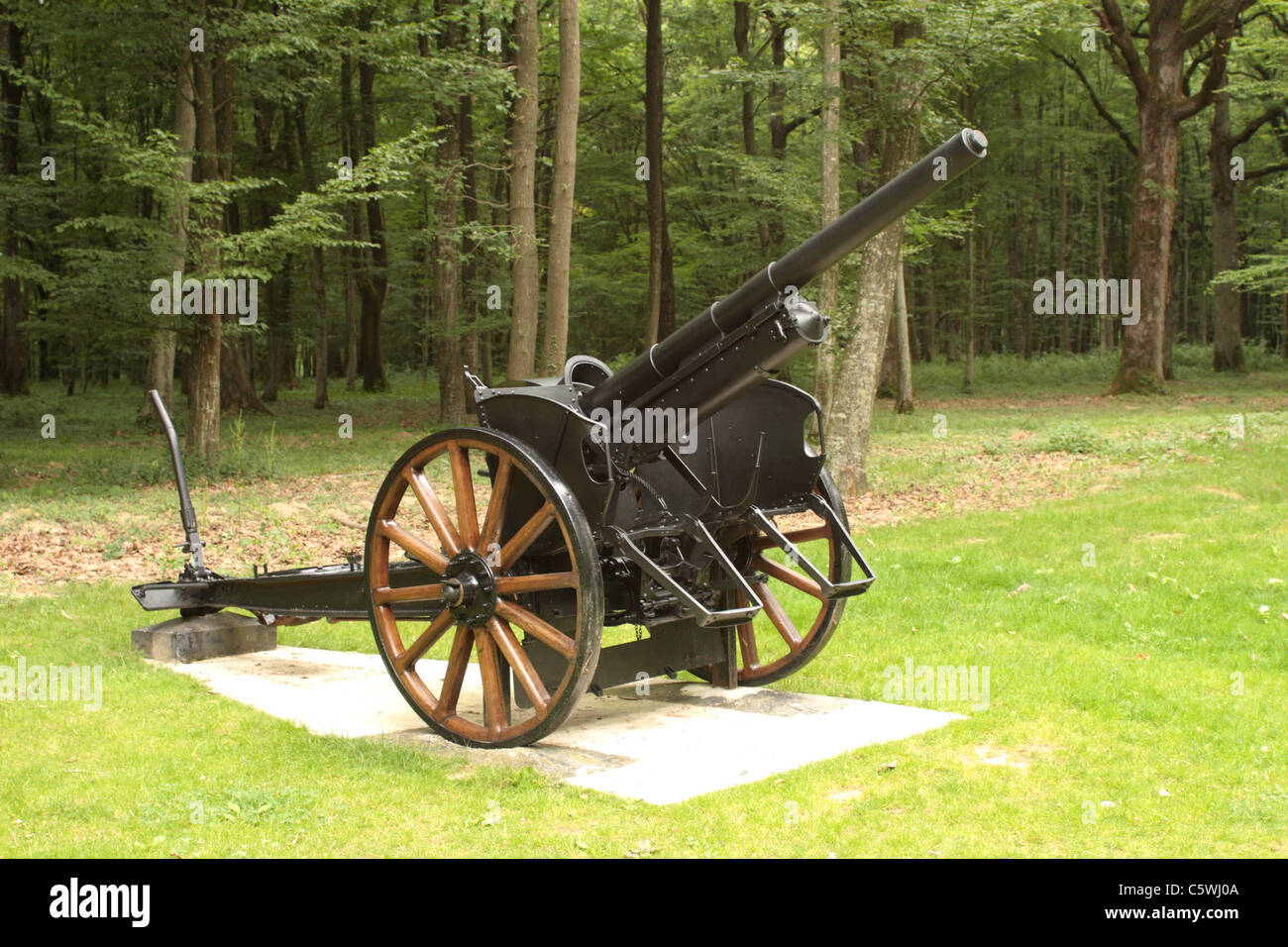 Ein amerikanischer WW1 Artillerie Stück ist jetzt Teil des Denkmals für US-Marines im Zentrum der Belleau Wood Frankreich Stockfoto